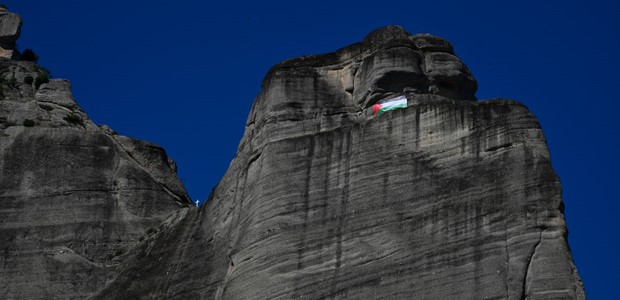 Mια σημαία της Παλαιστίνης στους βράχους των Μετεώρων